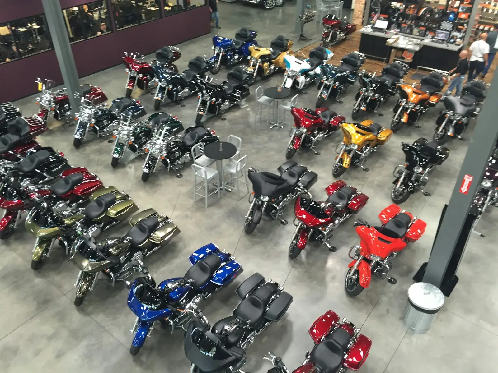 Motos organizadas em pátio de loja